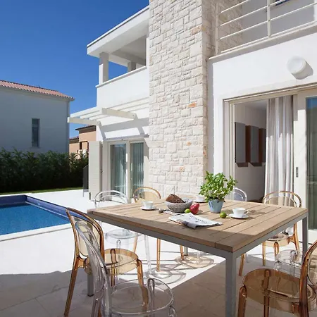 Luxury Ginevra With Pool And Jacuzzi - By Mvsvillas