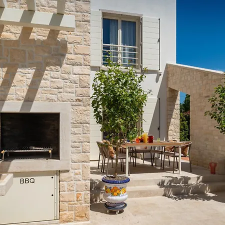 Villa Luxury Ginevra With Pool And Jacuzzi - By Mvsvillas