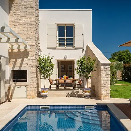 Villa Luxury Ginevra With Pool And Jacuzzi - By Mvsvillas