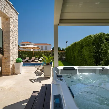 Luxury Ginevra With Pool And Jacuzzi - By Mvsvillas Villa Tar-Vabriga