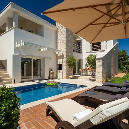 Villa Luxury Ginevra With Pool And Jacuzzi - By Mvsvillas
